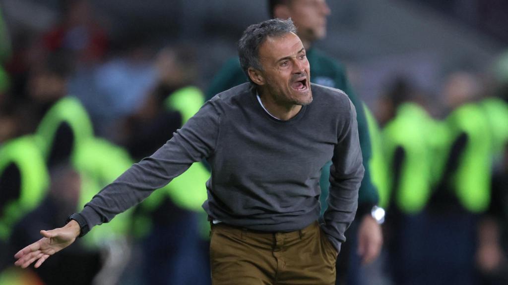 Luis Enrique, en la banda.