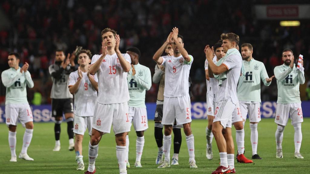 Diego Llorente y sus compañeros saludan a la afición.