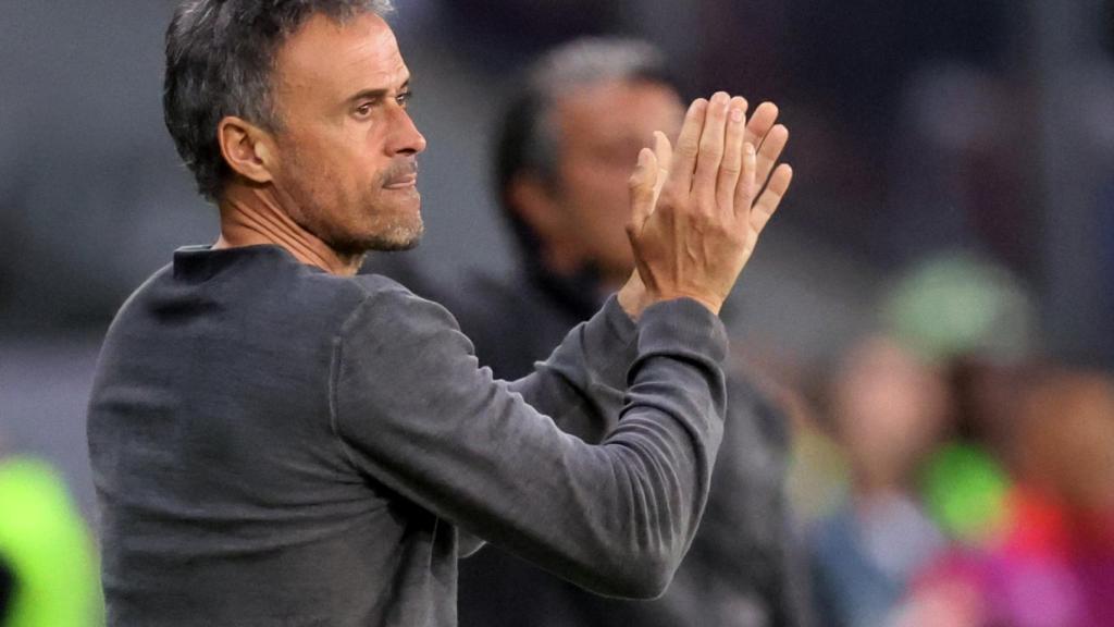 Luis Enrique aplaude.