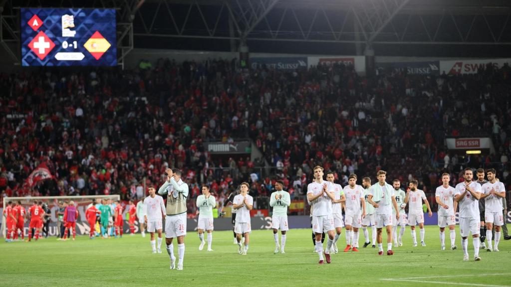 Los jugadores de España devuelven el apoyo a la afición.