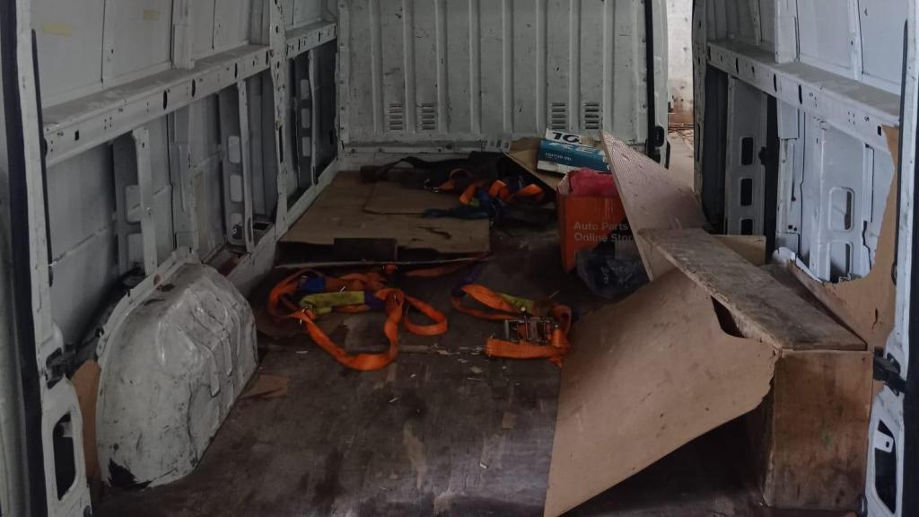 Doble fondo oculto en la furgoneta.