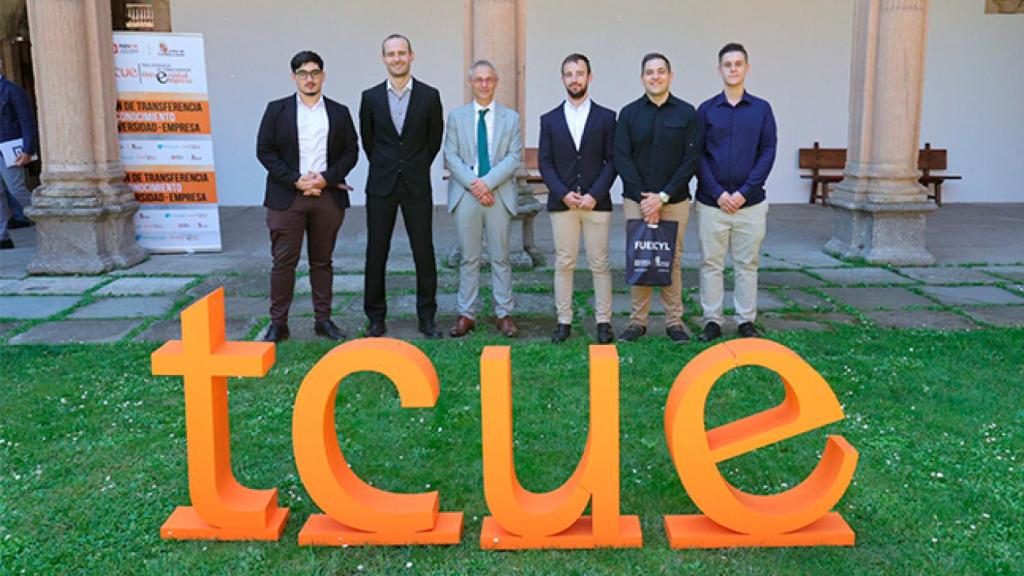 El rector, Ricardo Rivero, con los premiados TCUE