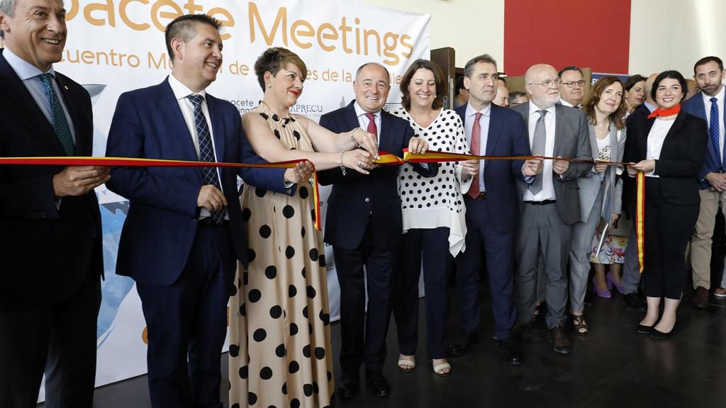 Emilio Saéz inaugurando el III Encuentro Mundial de Capitales de Cuchillería. Foto: Ayuntamiento de Albacete.