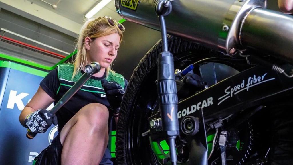 Es la única mecánica en el Mundial de Superbikes.