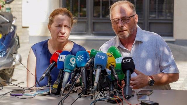 Los padres de Marta del Castillo, durante la rueda de prensa ofrecida hoy, tras la sentencia de ayer.