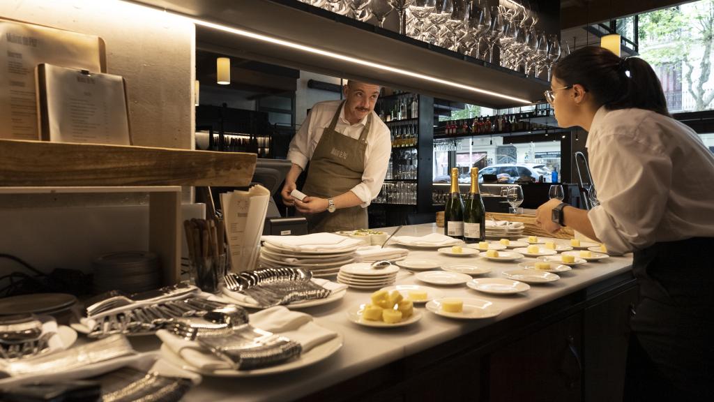Dos trabajadores del restaurante Molino de Pez, preparando el turno de la comidas.