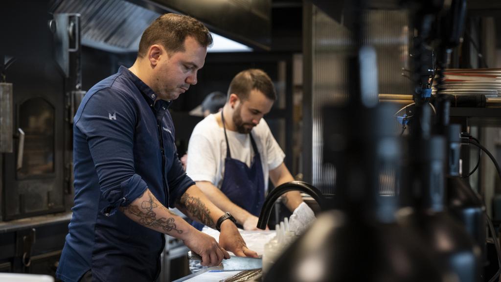 Manuel Villalba, junto a un compañero, cocinando en el restaurante Molino de Pez.