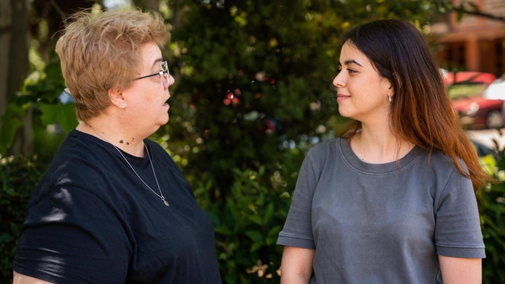 Madre e hija charlando.