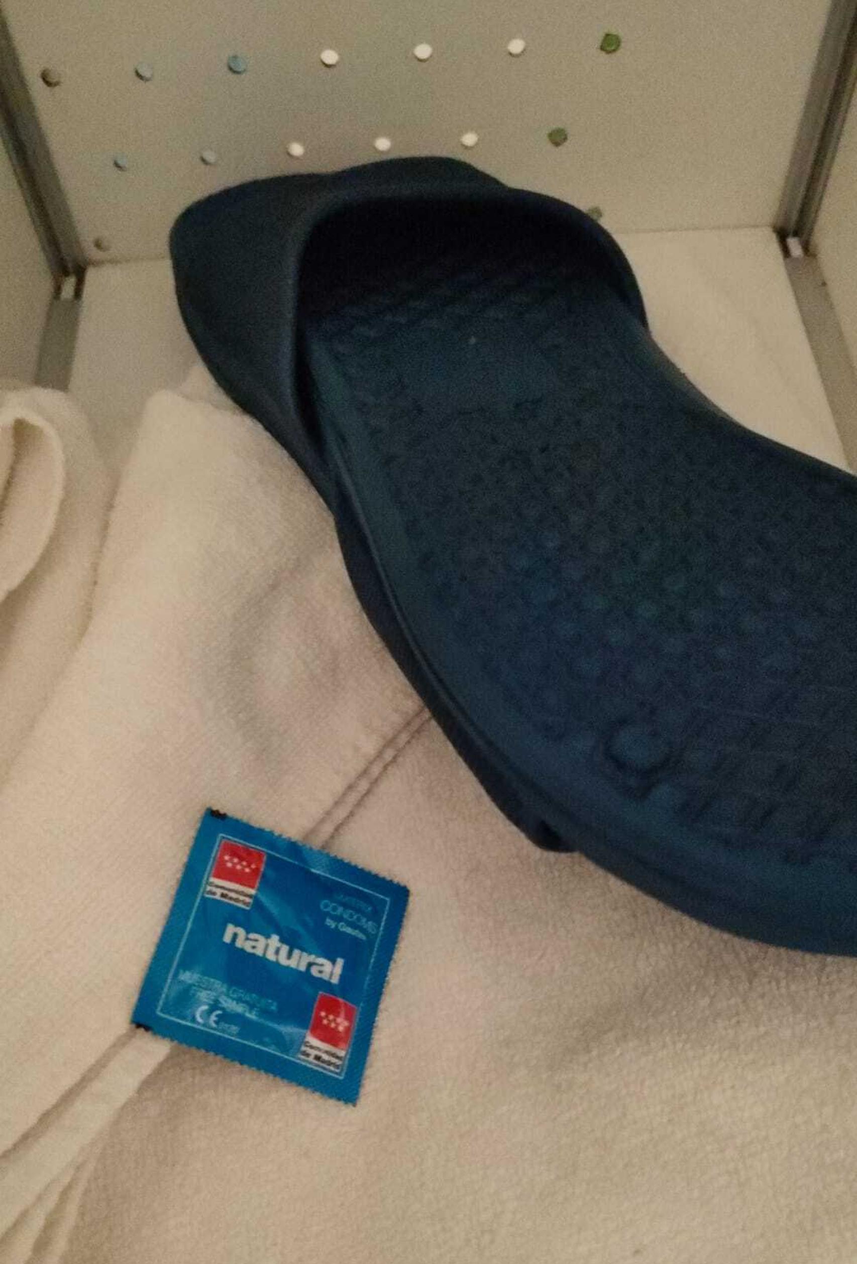 La toalla, la chanchas y el preservativo.