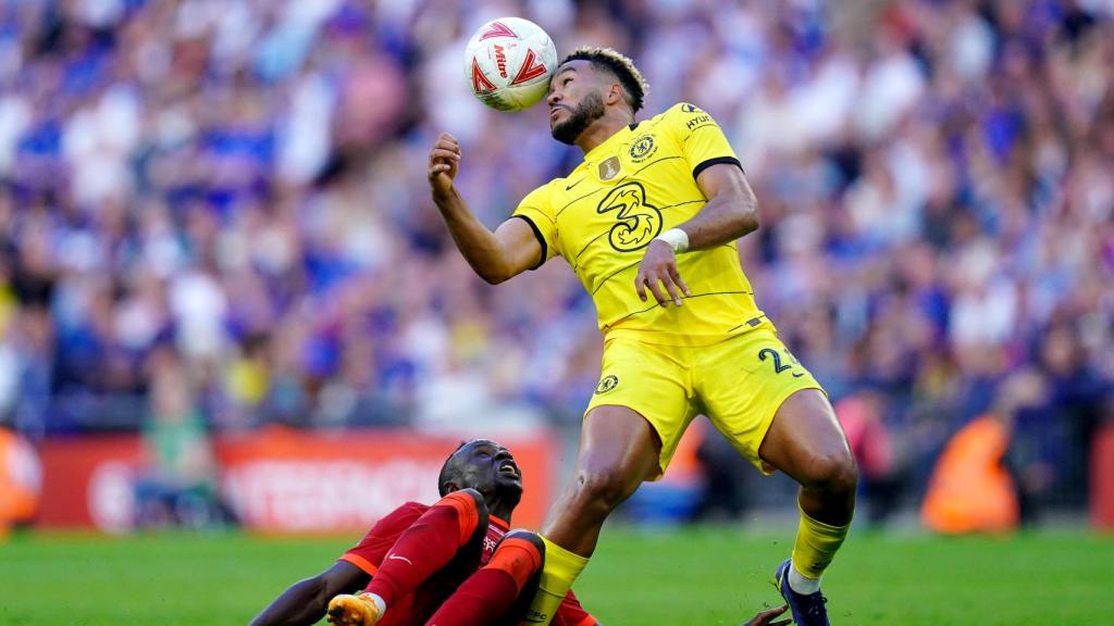 Reece James supera a Sadio Mané.