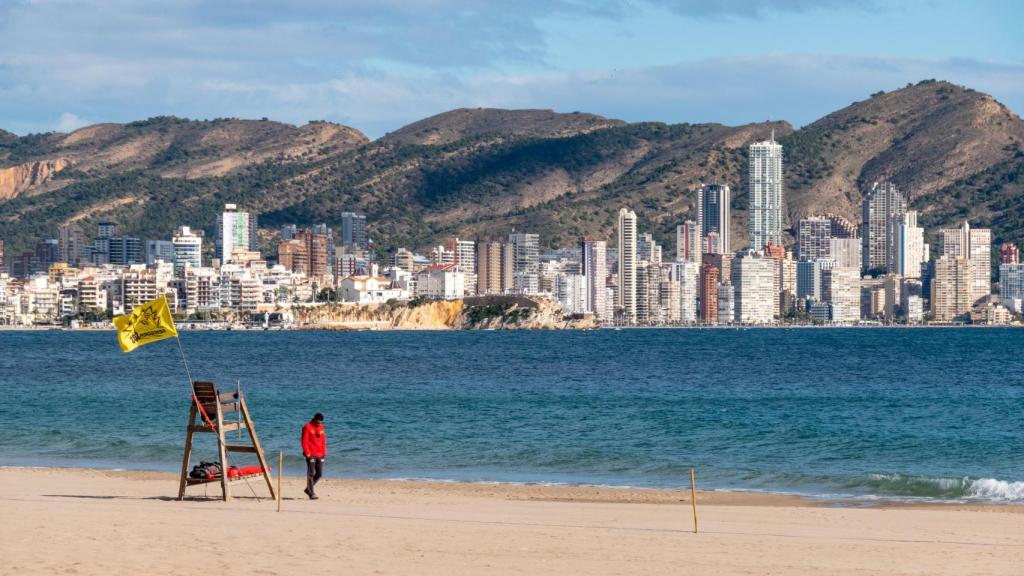 El bañista se ha ahogado en la playa de Poniente de Benidorm, en la imagen la capital turística.
