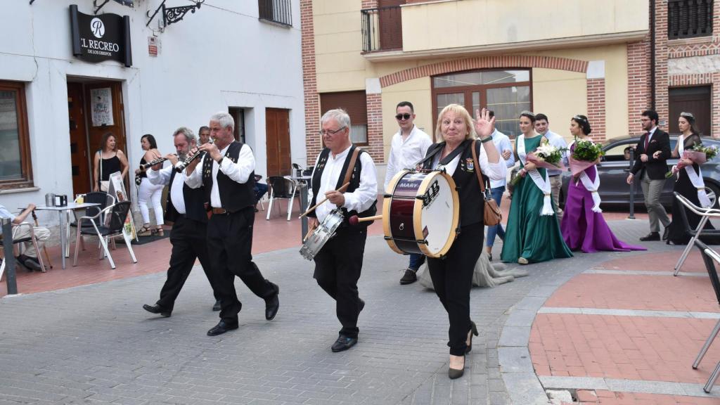 El desfile de las reinas por las calles de Mojados