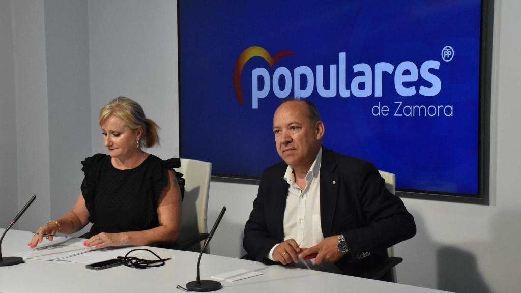 El presidente provincial del Partido Popular de Zamora, José María Barrios Tejero, y la procuradora en las Cortes Regionales, Leticia García Sánchez