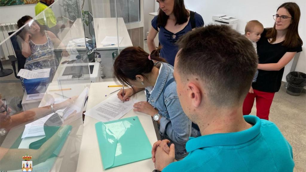 El alcalde de Benavente, Luciano Huerga, junto a la plataforma que ha recogido firmas para la vuelta de los pediatras