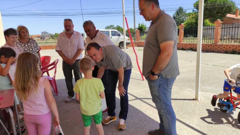Francisco Requejo y Jesús María Prada entrega ropa y material deportivo a los niños ucranianos que residen en Villaralbo