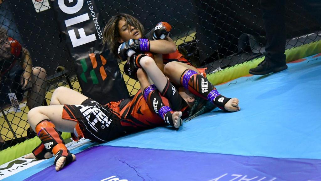 Niños practicando MMA en EEUU