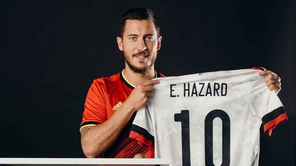Eden Hazard durante un acto con Bélgica