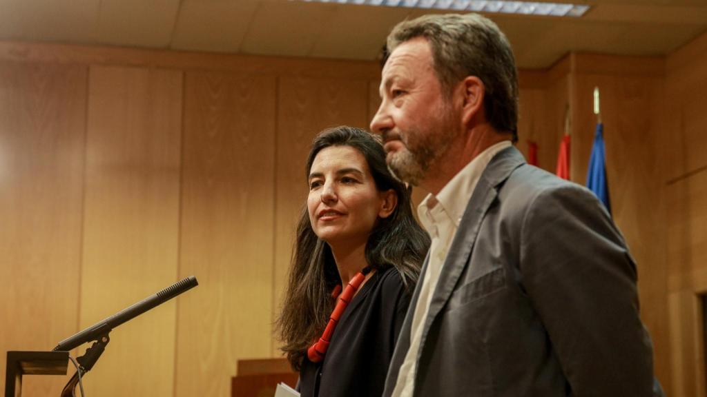 La portavoz de Vox en la Asamblea de Madrid, Rocío Monasterio, y su adjunto, íñigo Henríquez de Luna.