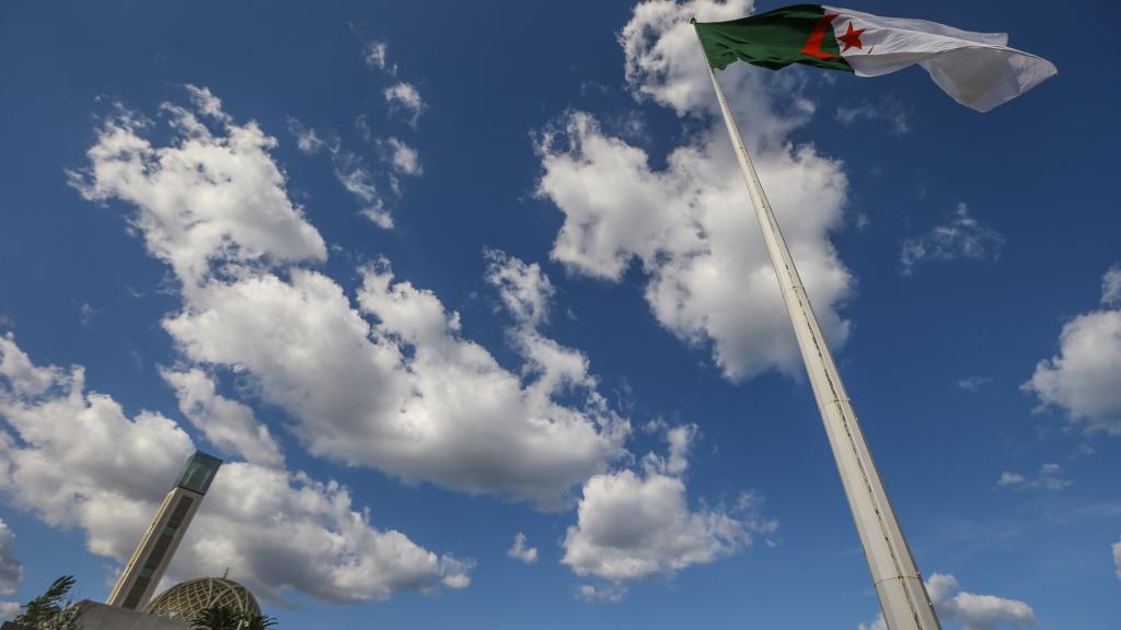 Bandera de Argelia, al lado de la Gran Mezquita de Argel.