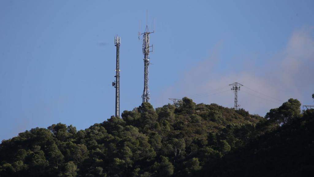 Antenas de telefonía en torres de telecomunicaciones situadas en Mequinenza (Zaragoza)