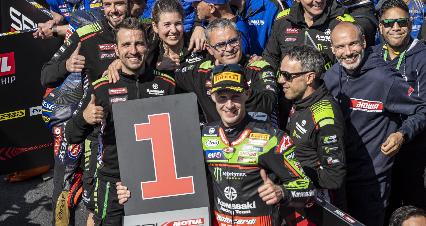 Mara Soto acompaña a Jonathan Rea en un podio.