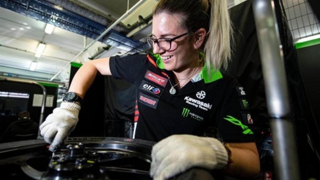 La mecánica malagueña Mara Soto, en una imagen trabajando.