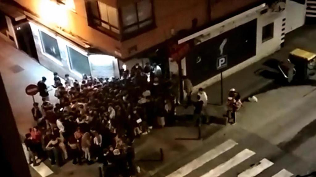 Imagen archivo de un grupo de gente de madrugada en la calle Socorro de A Coruña.