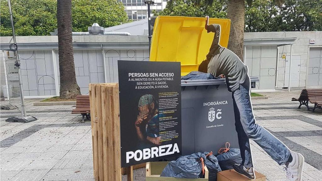 La figura que rebuscaba en el contenedor de basura ya no está