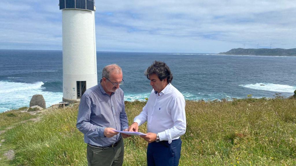 Martín Fernández Prado, y José Luis Pérez Añón en el Faro de Laxe.