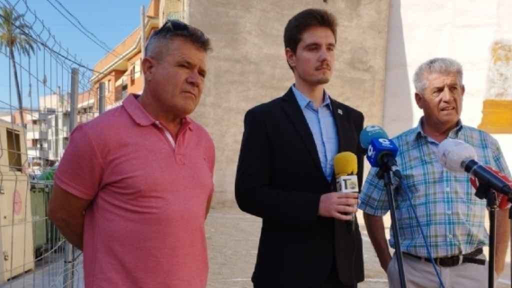 El exconcejal del PSOE José María 'El Polo' (1D),  en el acto de cesión de un solar para el Ayuntamiento, con el alcalde de Totana, Pedro José Sánchez.