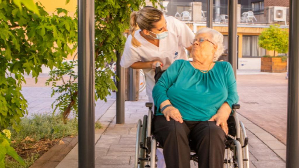 Una cuidadora con una persona mayor dependiente