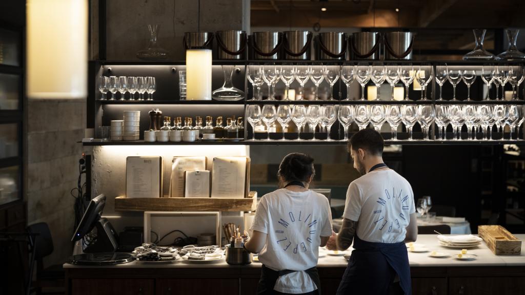 Dos empleados de Molino de Pez, en Barcelona, antes del turno de comidas.