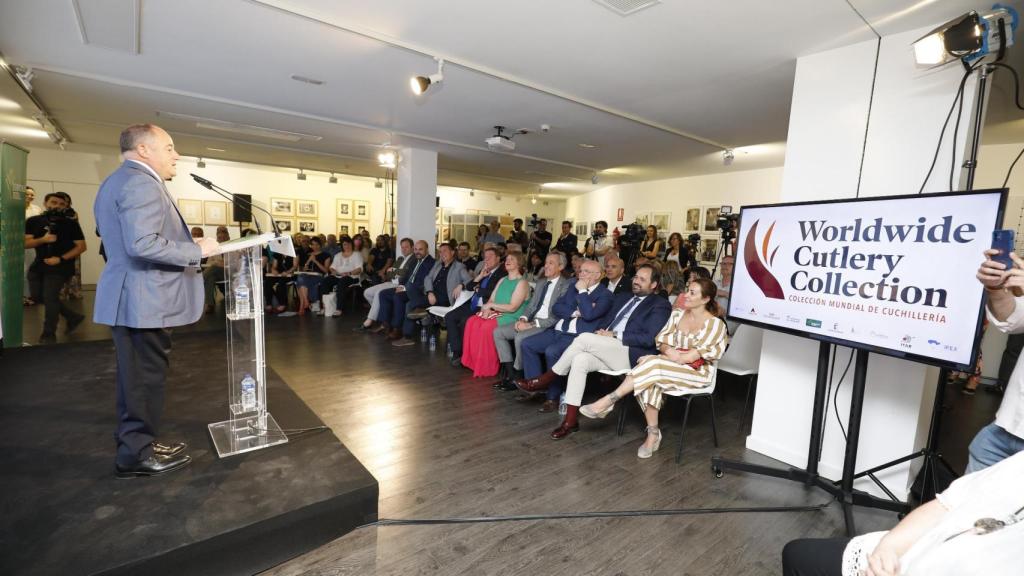 Emilio Sáez en la 'Worldwide Cutlery Collection'. Foto: Ayuntamiento de Albacete.