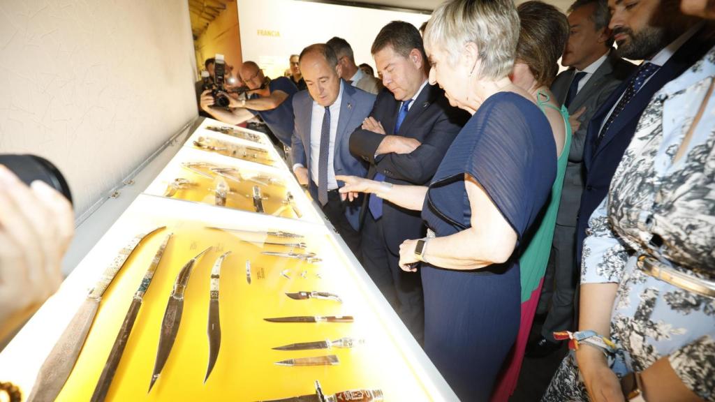 Emiliano García-Page en el ‘Worldwide Cutlery Collection’. Foto: Ayuntamiento de Albacete.