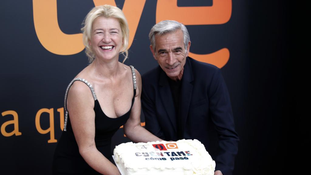 Ana Duato e Imanol Arias, el pasado abril, sujetando una tarta de 'Cuéntame cómo pasó'.