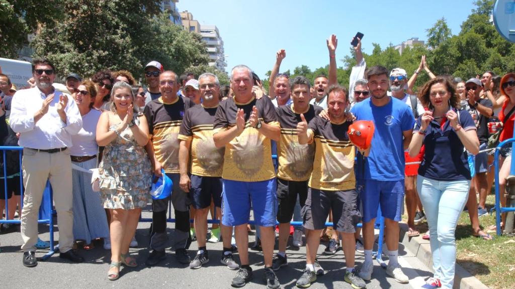 La corportación y Federació junto a la Pirotecnica Ferrández tras la mascletà en Playa de San Juan.