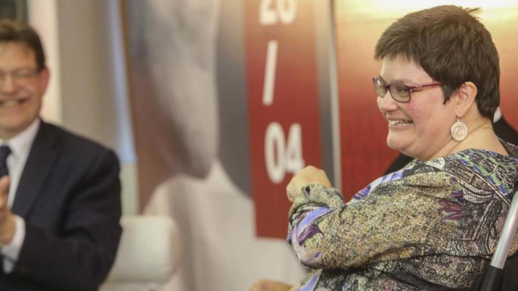 Laura Soler con el líder socialista valenciano, Ximo Puig, de fondo.