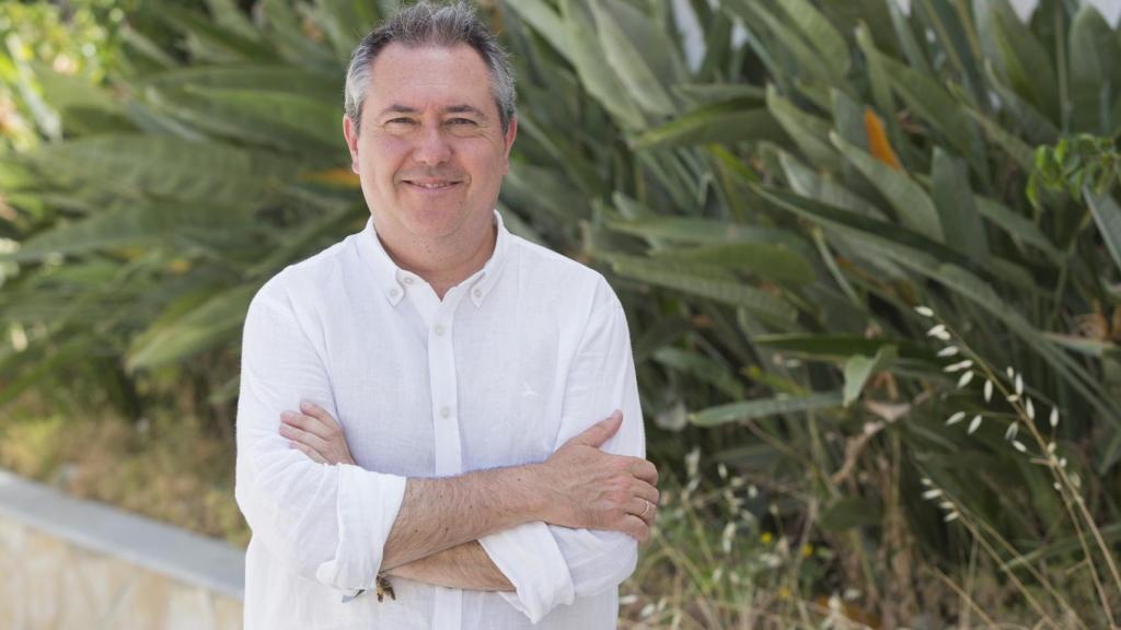 El candidato del PSOE a la Junta, Juan Espadas, posa para la entrevista a EL ESPAÑOL.