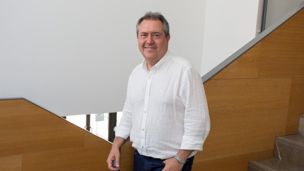 El candidato del PSOE a la Junta de Andalucía, Juan Espadas, posa para la entrevista de EL ESPAÑOL.