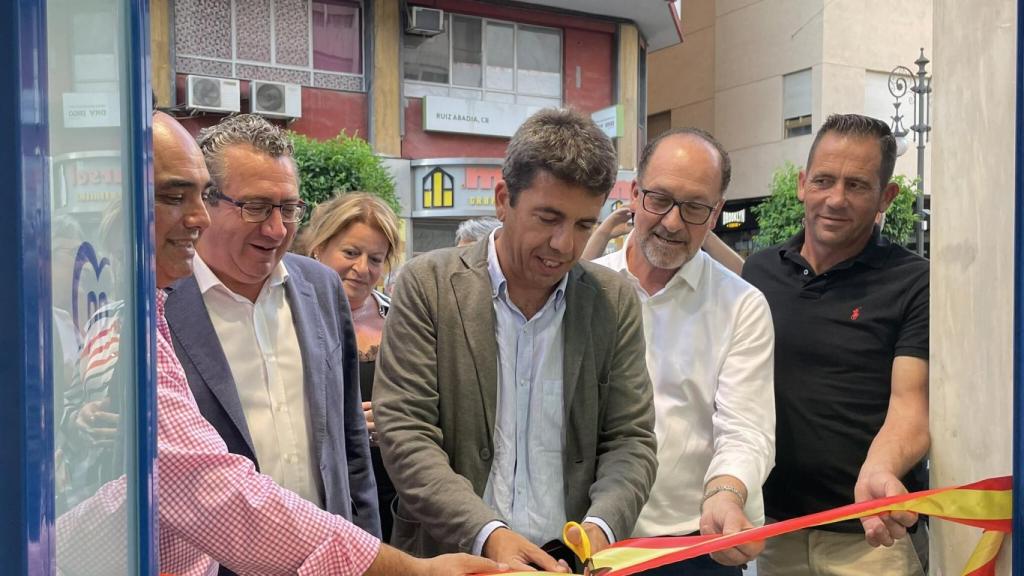 El presidente del PPCV en la inauguración de la nueva sede de la formación en Orihuela.