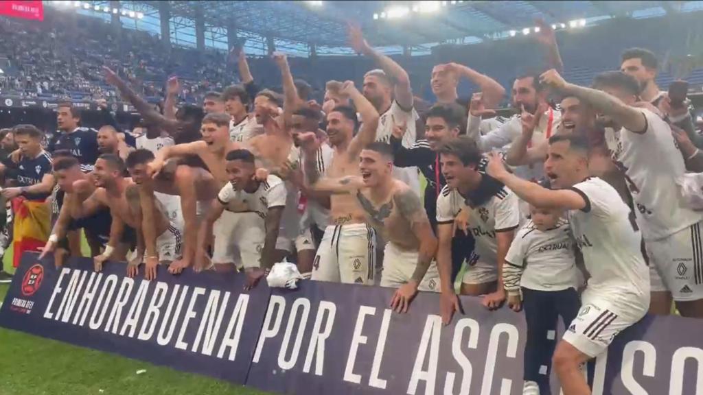 El Albacete celebrando el ascenso. Foto: Twitter @AlbaceteBPSAD.