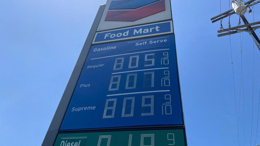 Imagen de los precios de la gasolina el 10 de junio en una estación de Chevron en Lo Ángeles (California)