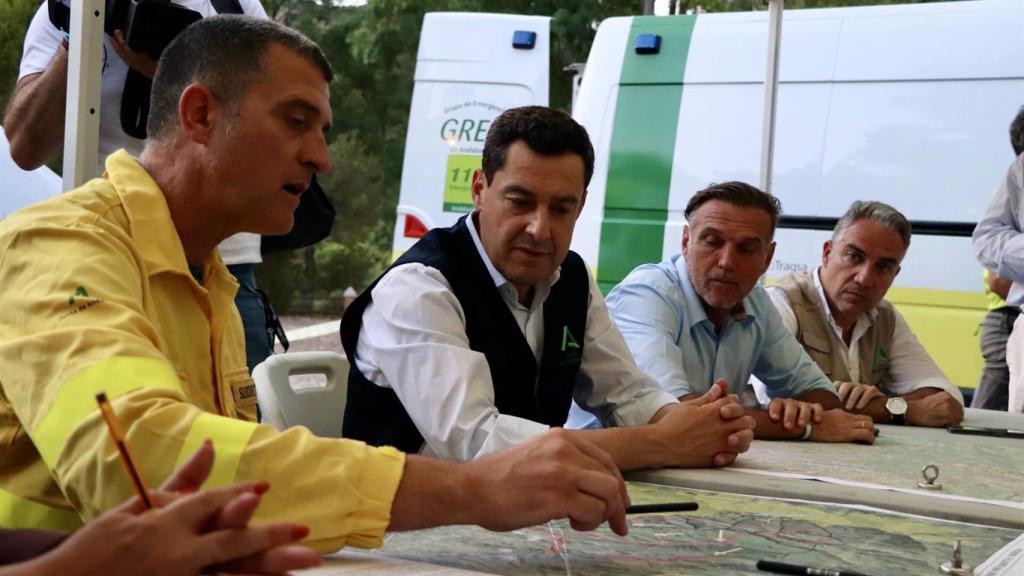 El presidente de la Junta, Juanma Moreno, en el puesto de mando del incendio de Pujerra.