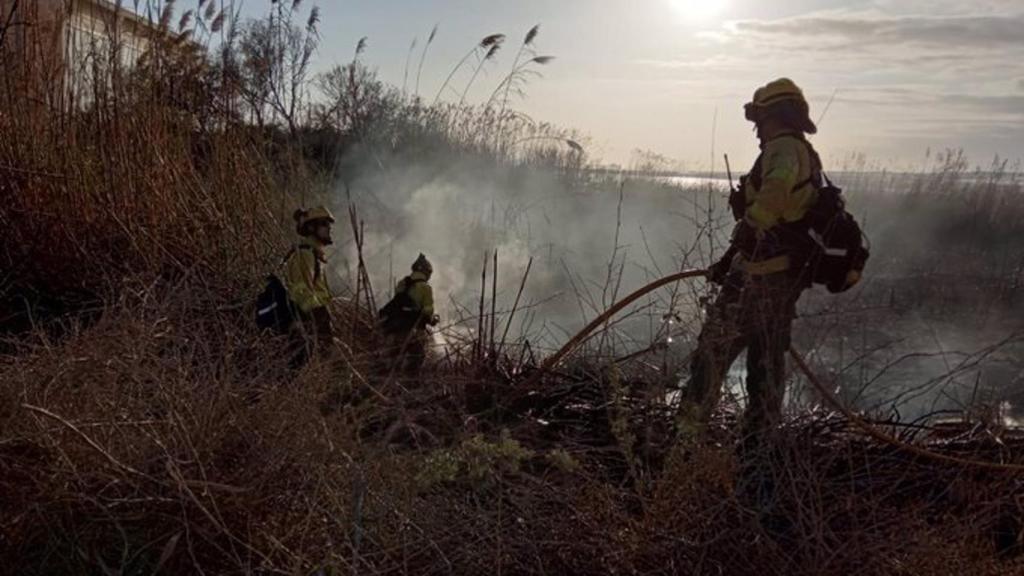 Imagen de archivo de un bombero en un incendio forestal.
