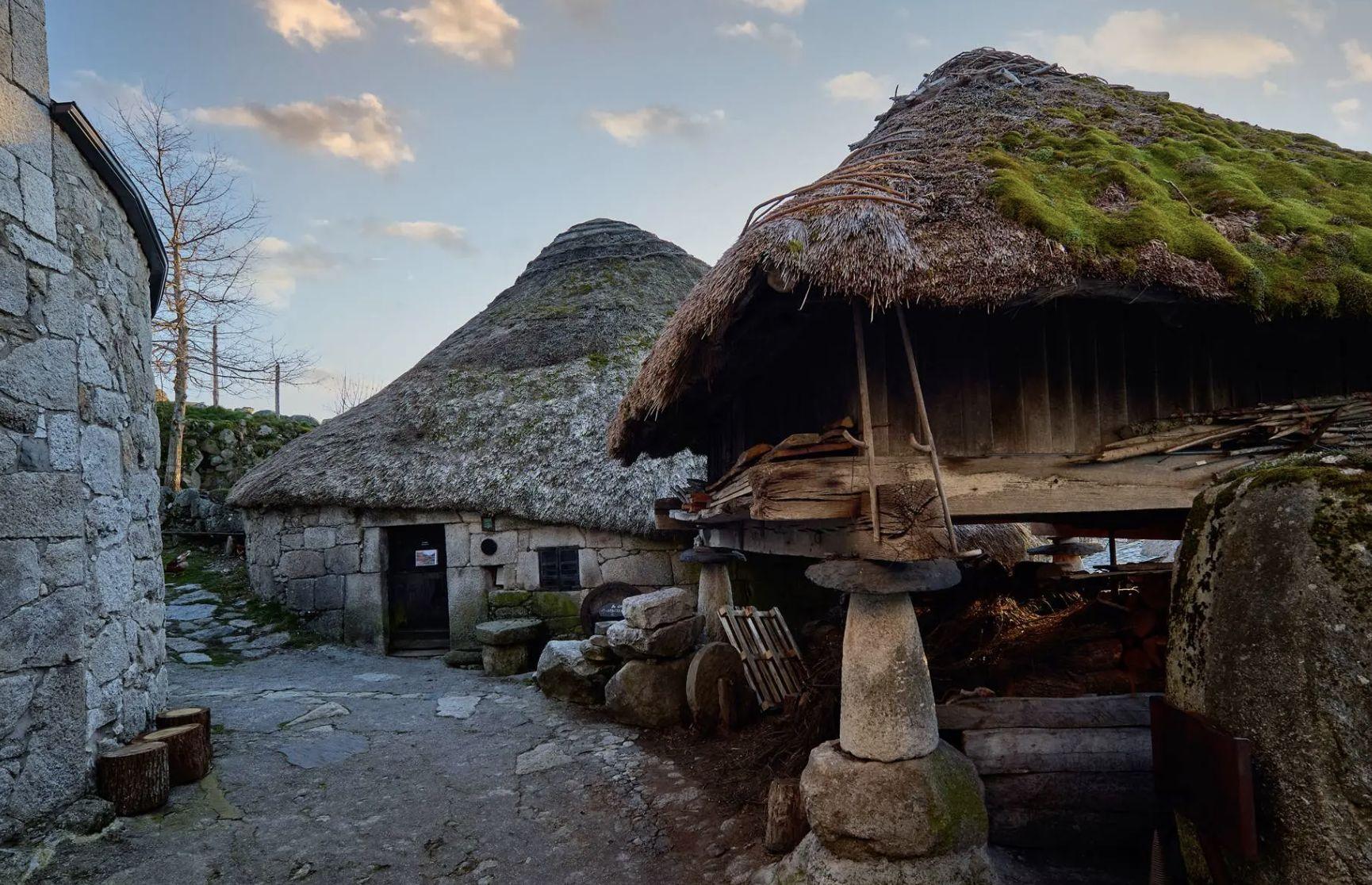Palloza y hórreo en Piornedo, Lugo. Foto: Guía Repsol