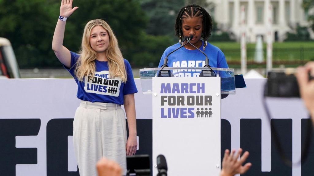 Jaclyn Corin, organizadora principal de March For Our Lives y superviviente del tiroteo de 2018 en la escuela secundaria Marjory Stoneman Douglas, gesticula mientras Yolanda King, nieta de Martin Luther King Jr., habla durante 'March for Our Lives'.