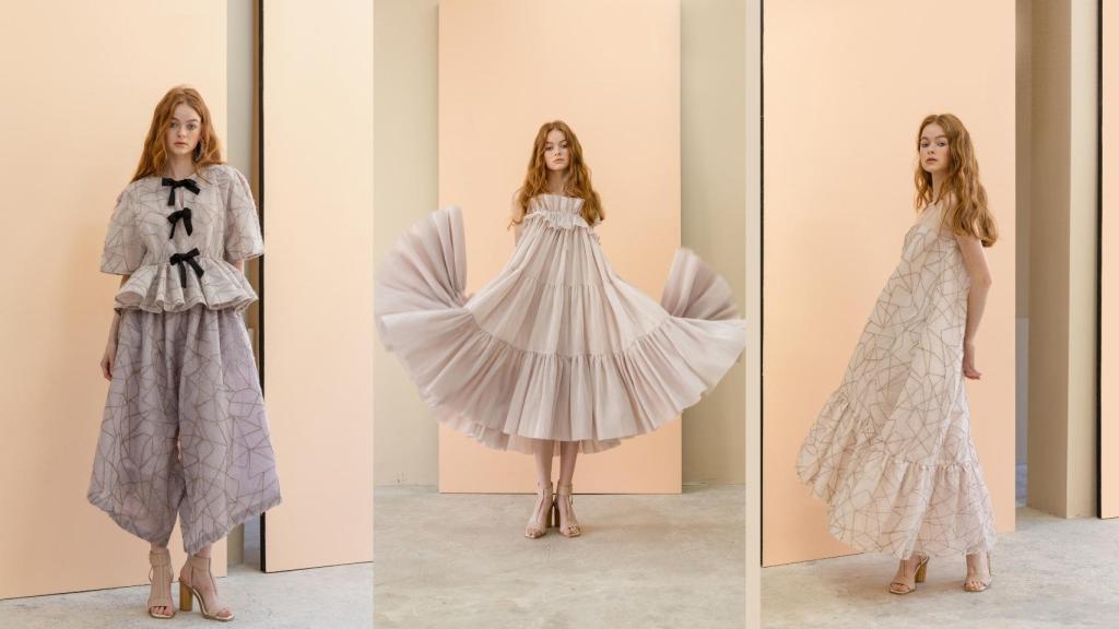 Tres de los diseños favoritos de Kim A-Young. El primero incluye una prenda similar al pantalón interior que llevaban los hombres con los hanbok. En todos los modelos emplea la tela inkyun, que forma parte de la vestimenta tradicional de Corea.