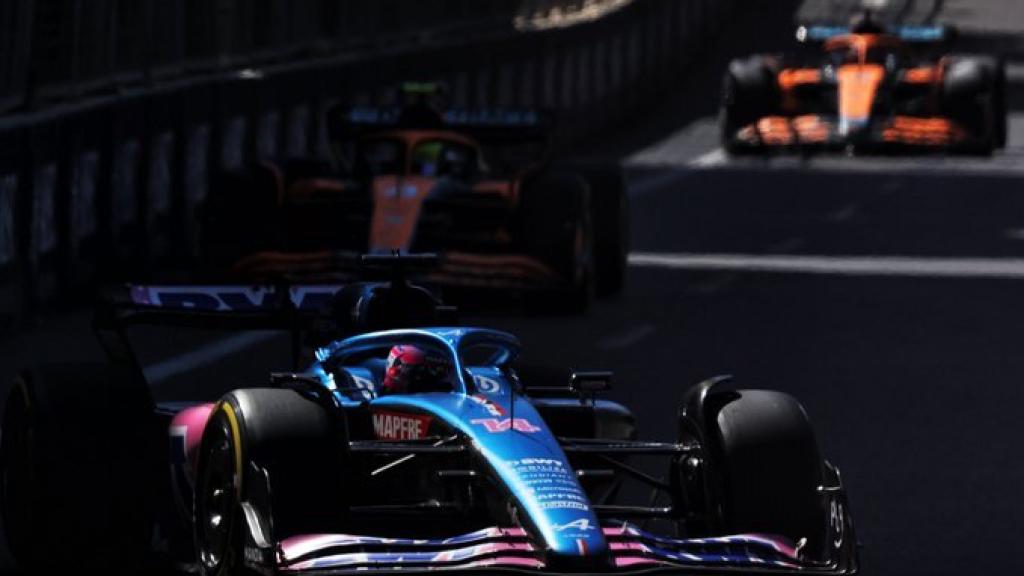 Fernando Alonso, perseguido por los dos McLaren