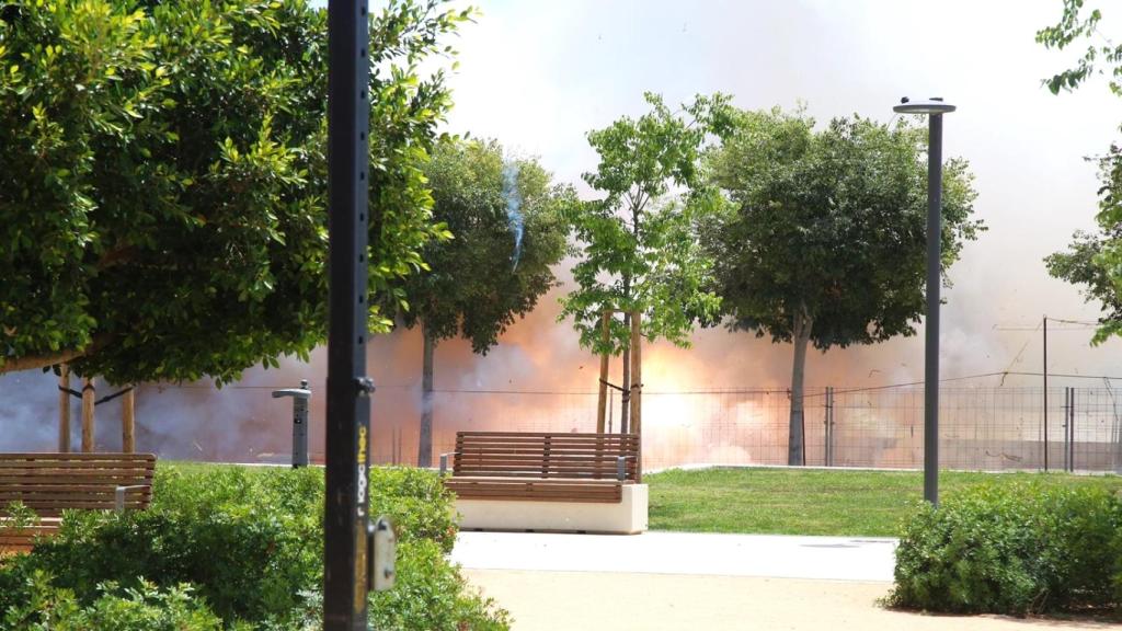 Benalúa recibe la última de las mascletàs antes del certamen oficial de Hogueras.
