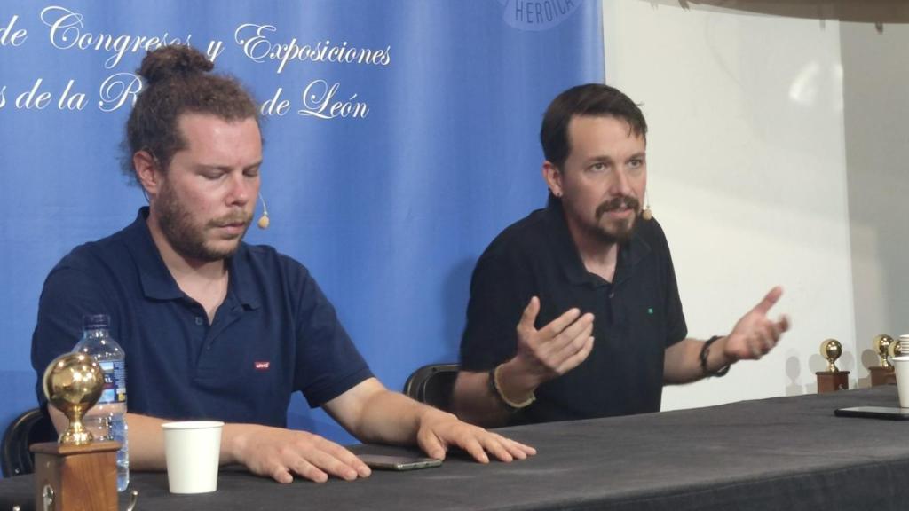 Pablo Iglesias, junto a su compañero de 'La Base', Manu Levin, en San Fernando.